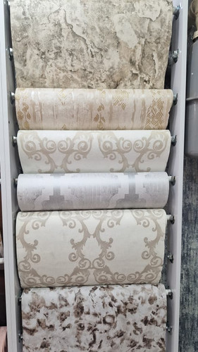 کاغذ دیواری سفیدوطوسی وطلایی طرح پتینه قابل شستشو