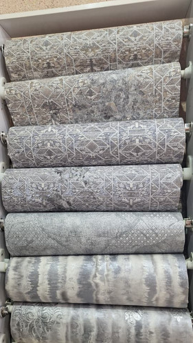 کاغذ دیواری سفیدوطوسی وطلایی طرح پتینه قابل شستشو