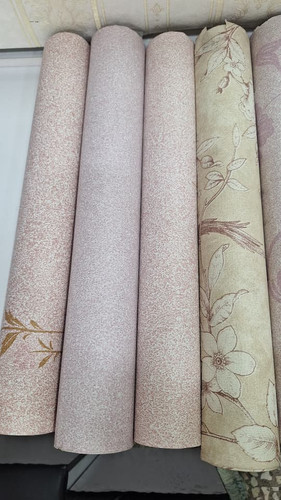 کاغذ دیواری سفیدوطوسی وطلایی طرح پتینه قابل شستشو