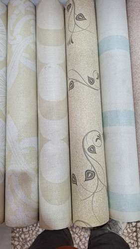 کاغذ دیواری سفیدوطوسی وطلایی طرح پتینه قابل شستشو