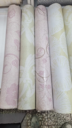 کاغذ دیواری سفیدوطوسی وطلایی طرح پتینه