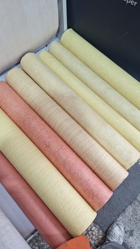 کاغذ دیواری سفیدوطوسی وطلایی طرح پتینه